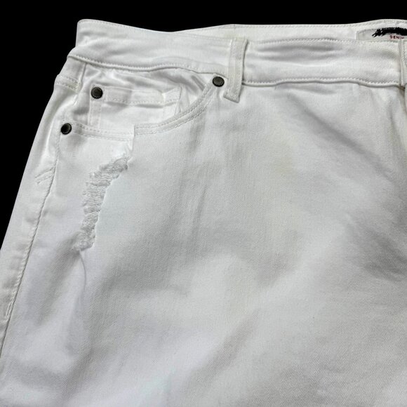 Torrid Boyfriend Jeans Distressed White Wash 24R - Picture 6 of 15